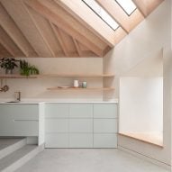 Cocina residencial con techo de madera a la vista y gabinetes color azul verdoso