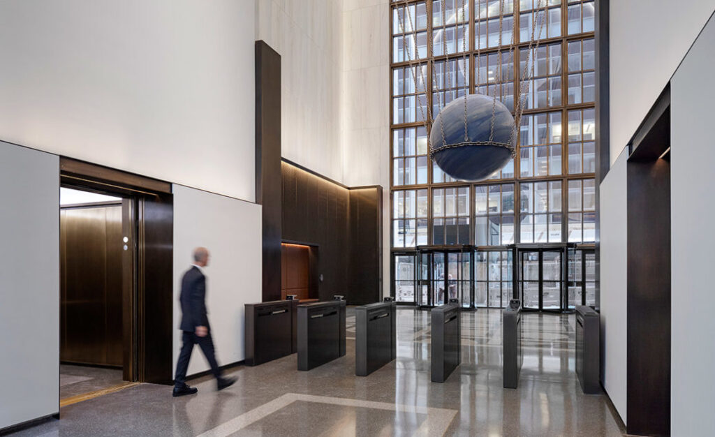 Gensler renueva el vestíbulo del primer rascacielos posmoderno de Nueva York, 550 Madison Avenue | 2021-09-30