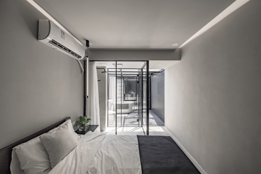 Dormitorio y baño minimalistas
