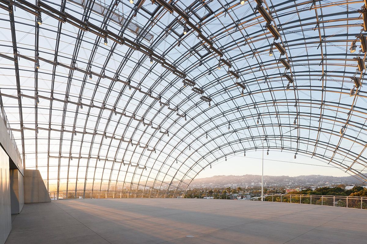 Foto externa del techo de la cúpula de acero de vidrio, se pueden ver las colinas de Los Ángeles