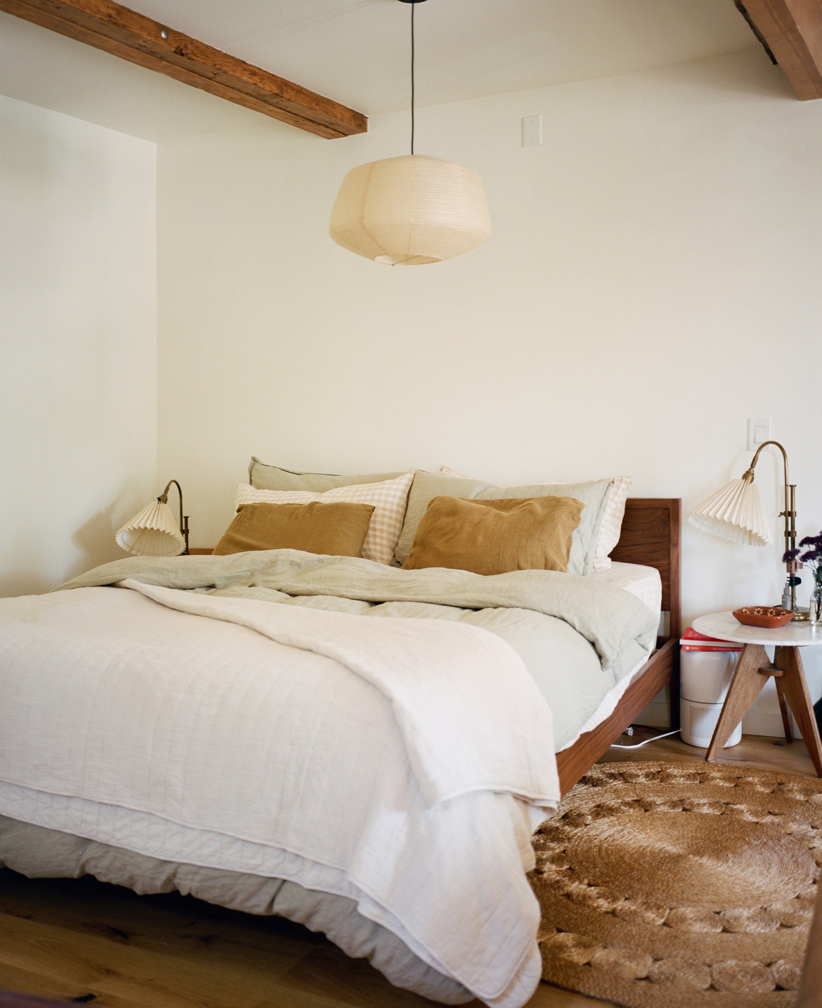 El tono del desierto continúa en la esquina de la cama de la suite principal con la lámpara de latón vintage con marco de cama de madera Hedge House zhuzhed ...