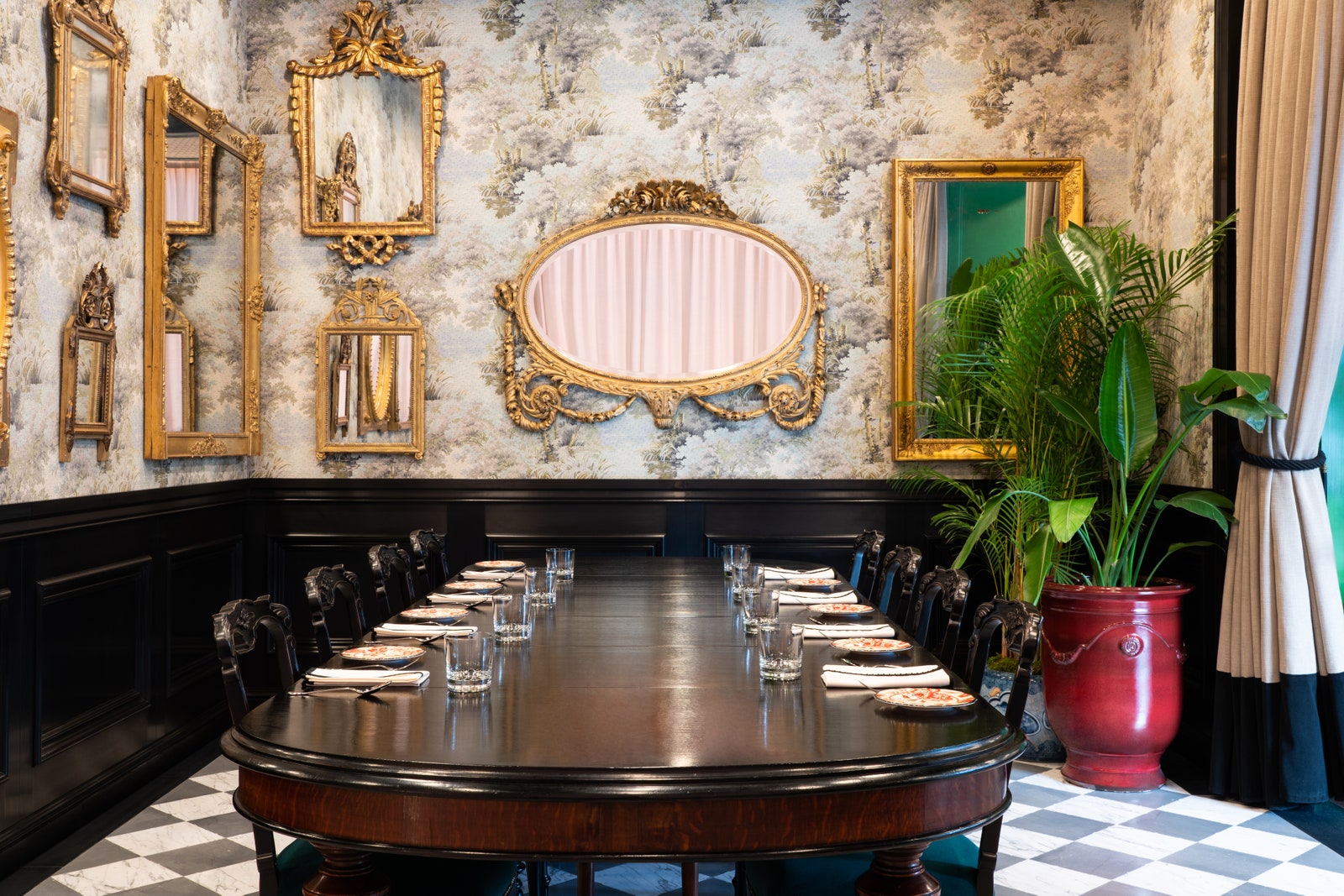 La habitación privada tiene capacidad para 8 personas y está decorada con espejos antiguos y papel tapiz de Gucci Dcor ...