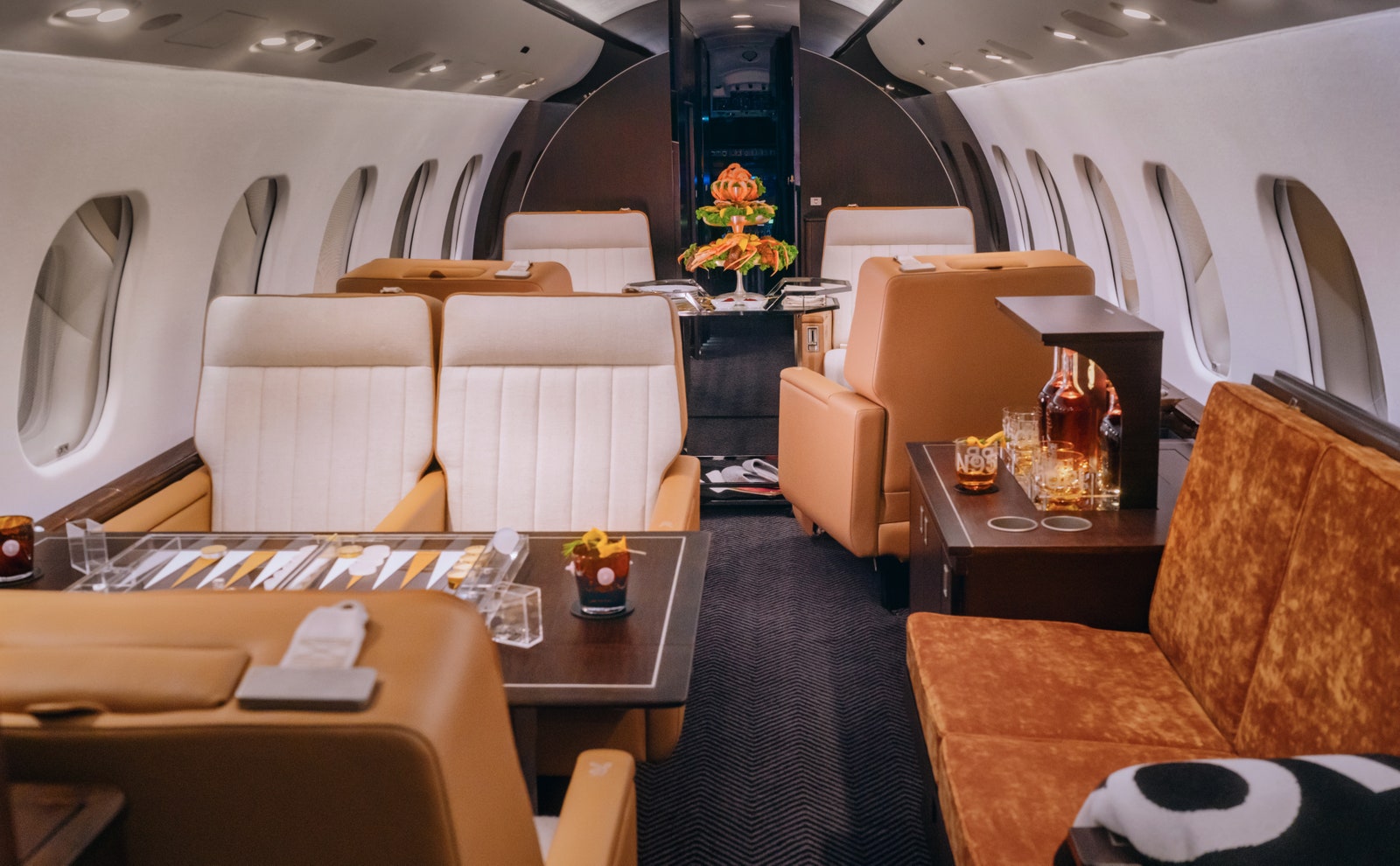 Interior de la aeronave con asientos naranjas.