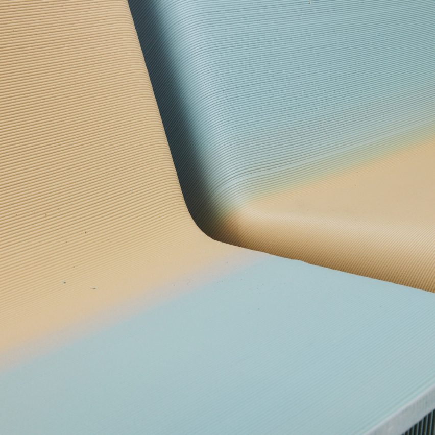 Un primer plano del degradado azul y amarillo en la silla impresa en 3D de The New Raw