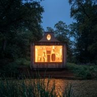 The Beezantium de Invisible Studio en The Newt en Somerset Vista nocturna del lago