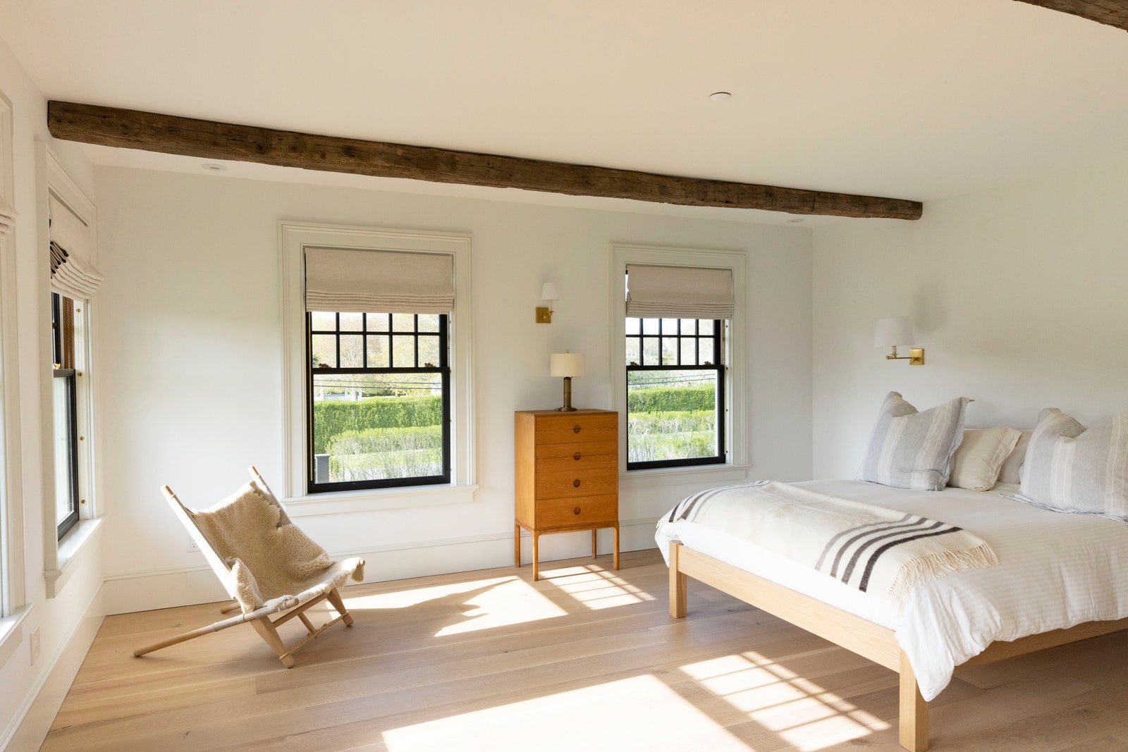 La imagen puede contener muebles habitación dormitorio interior piso diseño de interiores de madera piso de sala de estar de madera y cama