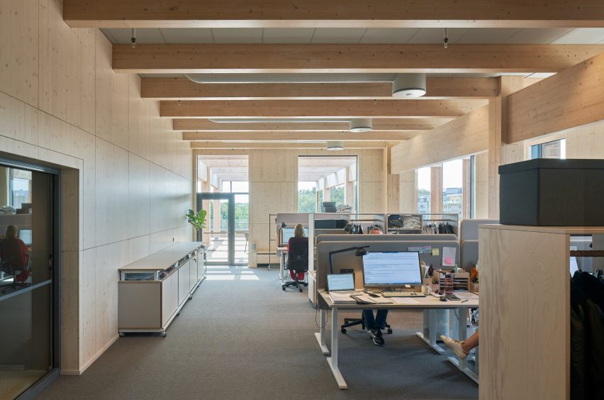 Piso de oficinas en edificio de oficinas de madera 