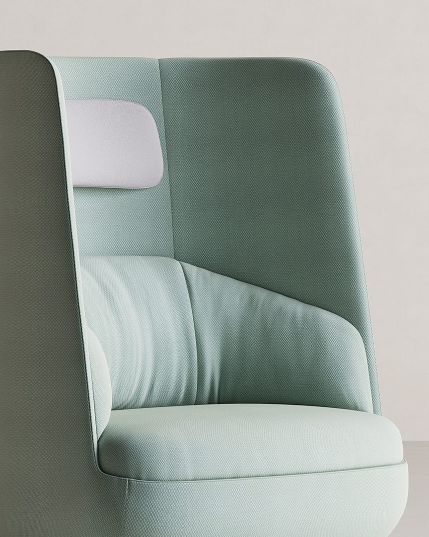 Un primer plano del reposacabezas acolchado en el sillón reclinable Gimbal Rocker verde espuma de mar diseñado por Justin Champaign para Hightower