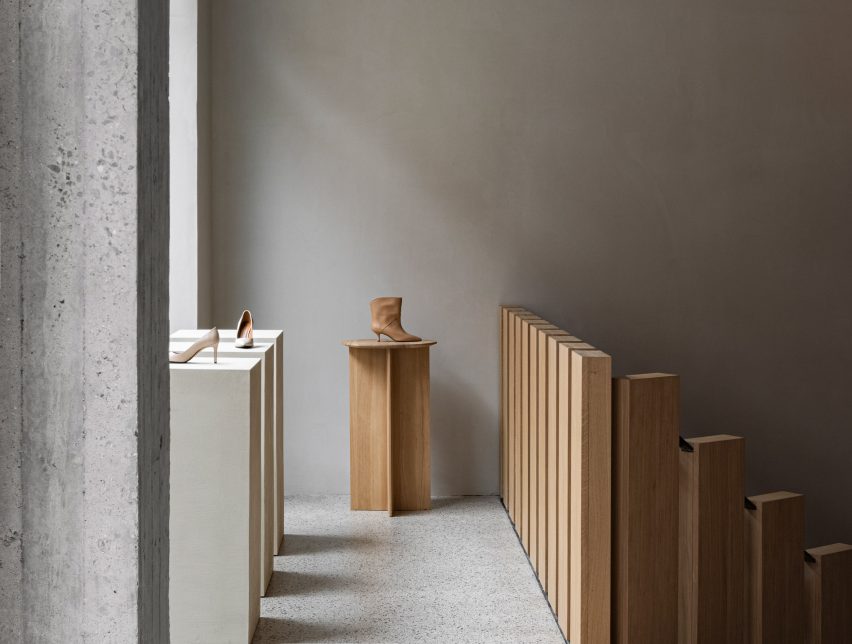 El interior minimalista de la zapatería Notabene en Copenhague, diseñado por Norm Architects