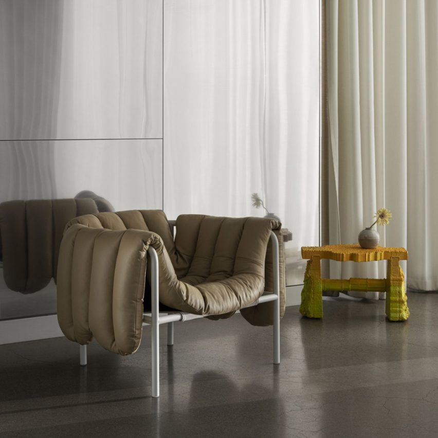 Faye Toogood for Hem sillón reclinable, base blanca y tapizado de piel marrón