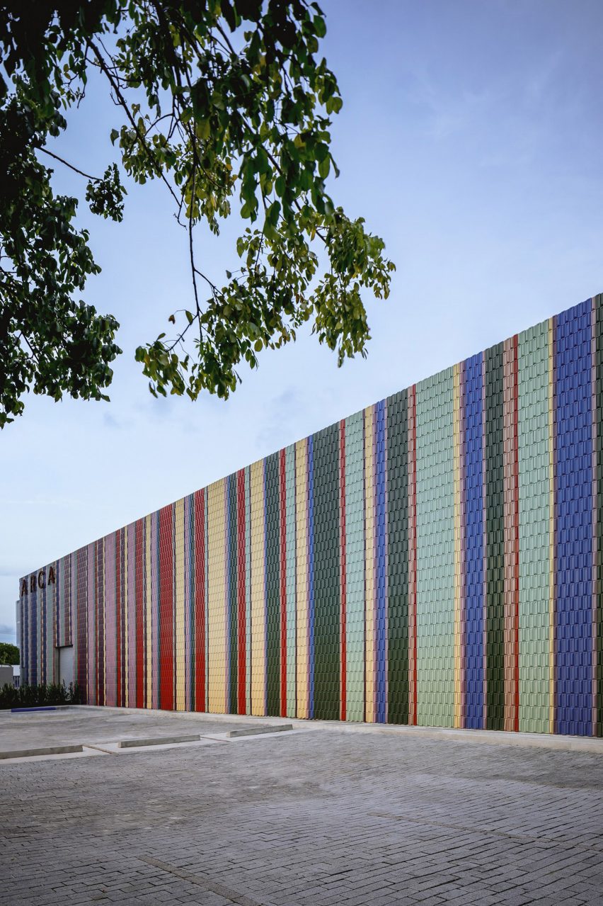 El showroom de Grupo Arca en Miami tiene una fachada de tejas rayadas