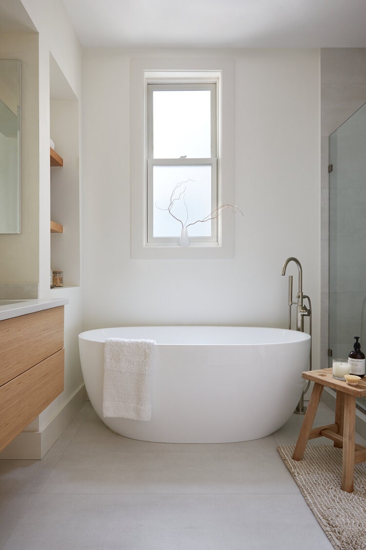 La imagen puede contener diseño de interiores de bañera bañera interior y habitación
