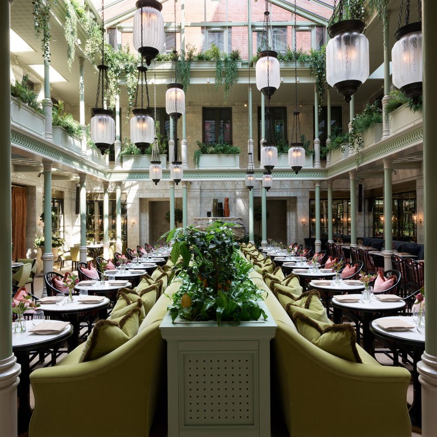Foto del restaurante del hotel NoMad con linternas y plantas