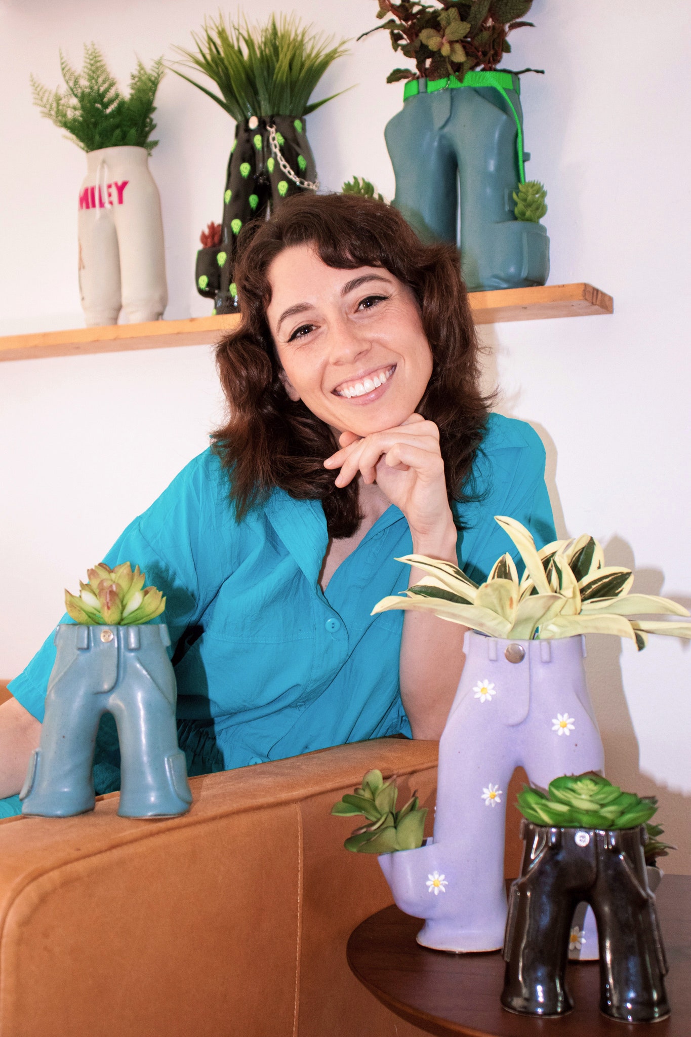 Michelle Sieg está rodeada por su trabajo Un par de plantas.