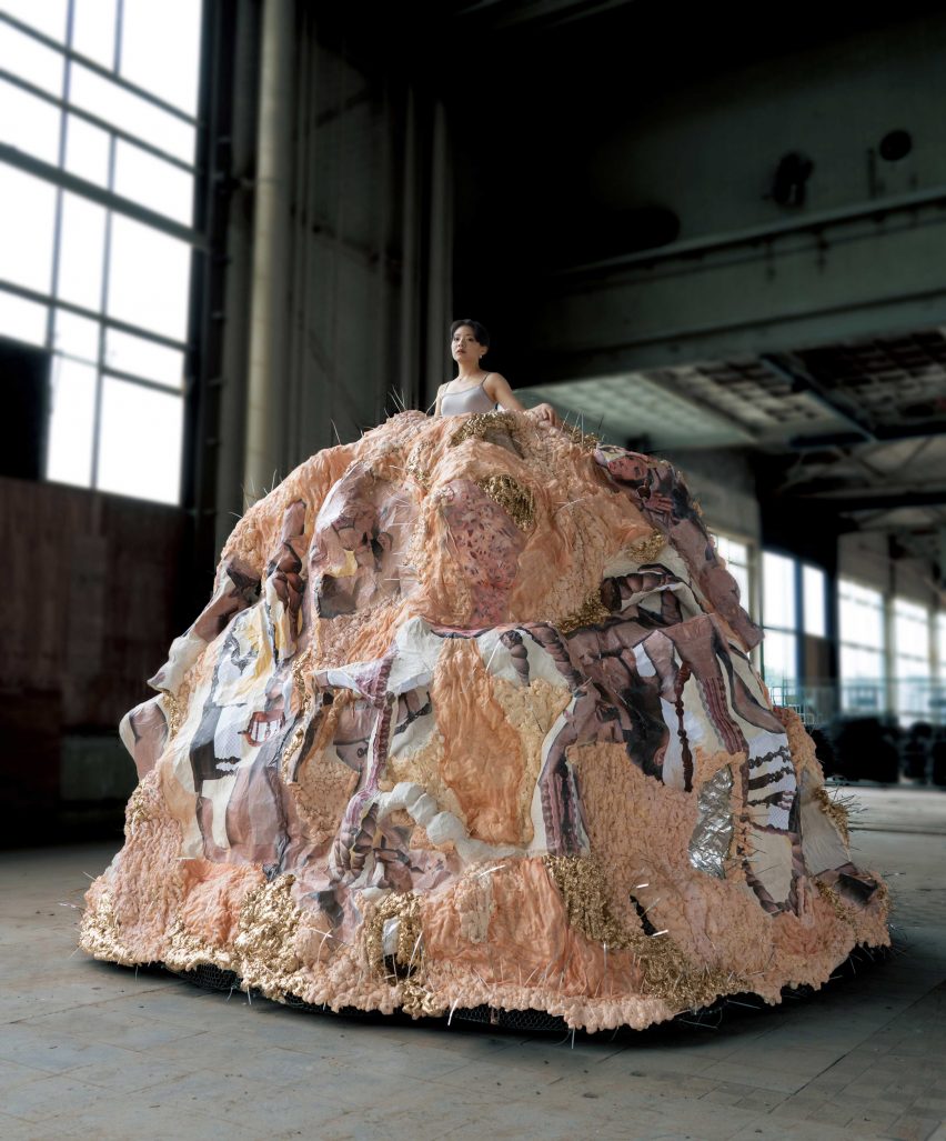 To-be-look-at-ness es un vestido gigante creado por Hsin Min Chan, un graduado de la Escuela de Diseño de Eindhoven