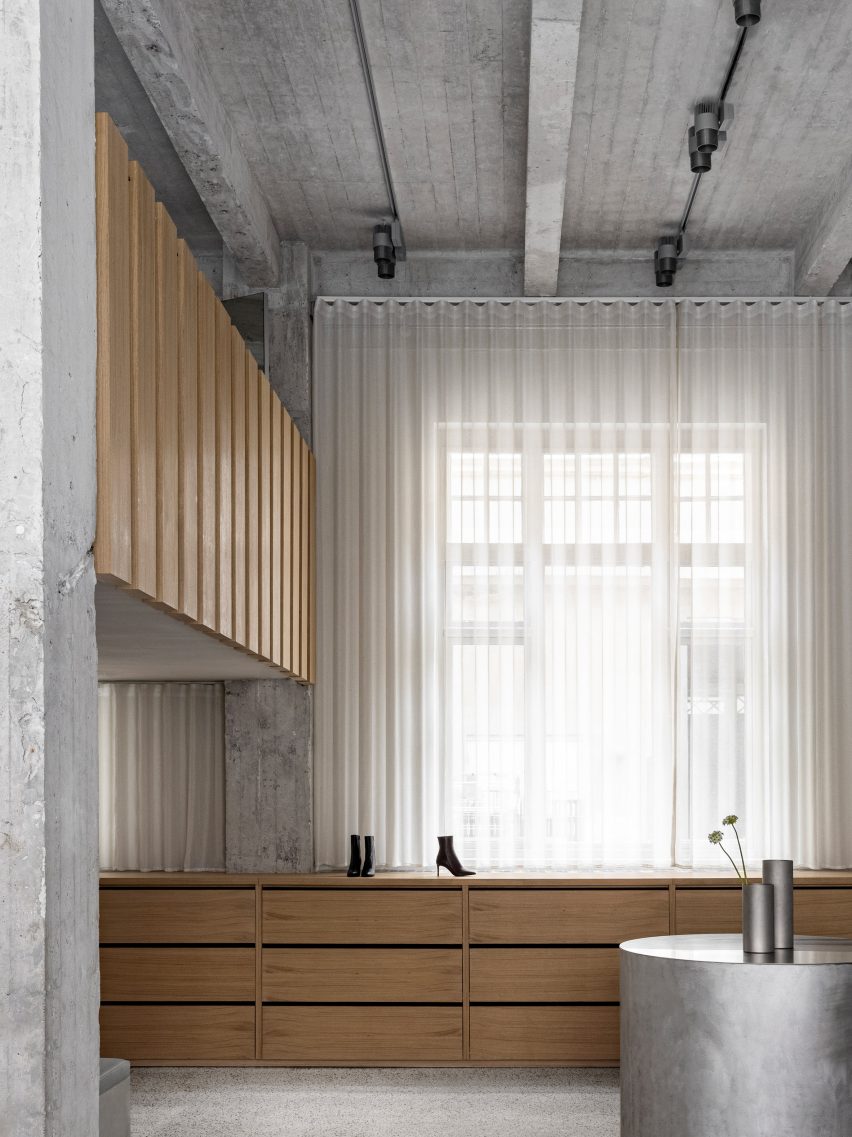 El interior minimalista de la zapatería Notabene en Copenhague, diseñado por Norm Architects