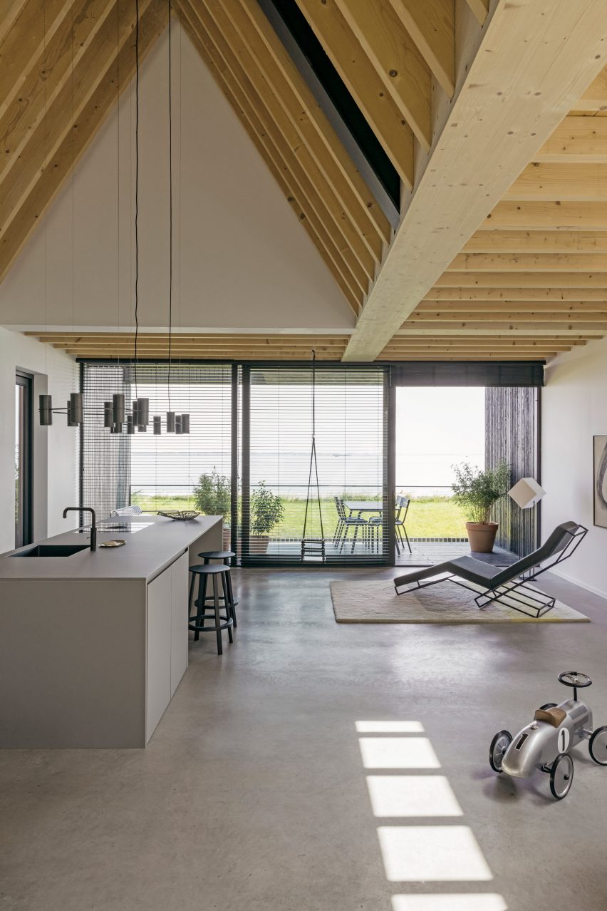 House With a View tiene un techo revestido de madera