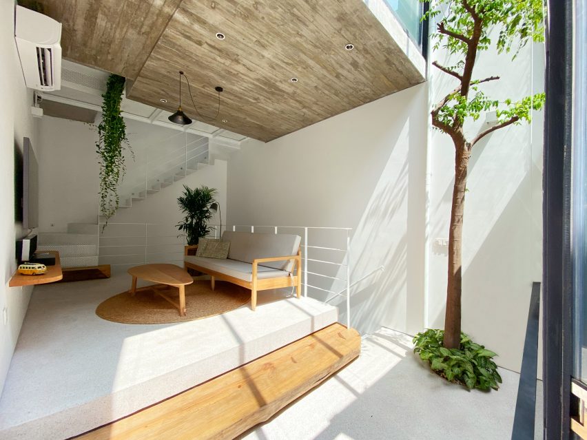 Sala de estar y árbol de ODDO Architects en TH House