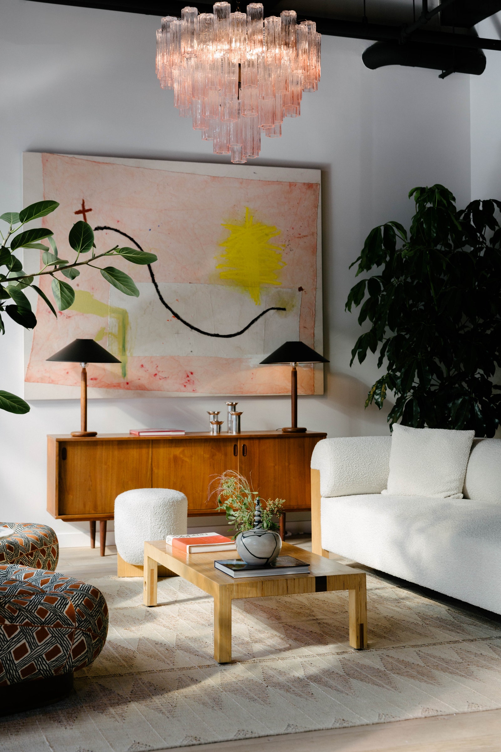 La imagen puede contener muebles Sala de estar Interior Sala Mesa Sofá Mesa de centro Alfombra Diseño de interiores y lámpara