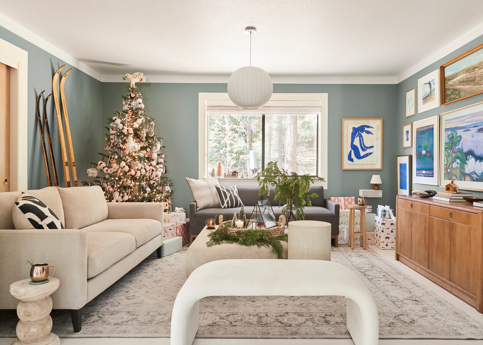 En la sala de estar, un árbol de Navidad con un sombrero de copa de paloma de fieltro crea una atmósfera cómoda.