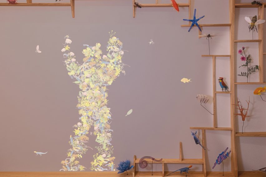 Foto de instalación: silueta floral de una persona bailando