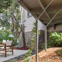Weed House de Nilgiris / Mathew and Ghosh Architects: fotografía de interiores, bancos, sillas, jardines, patios, patios