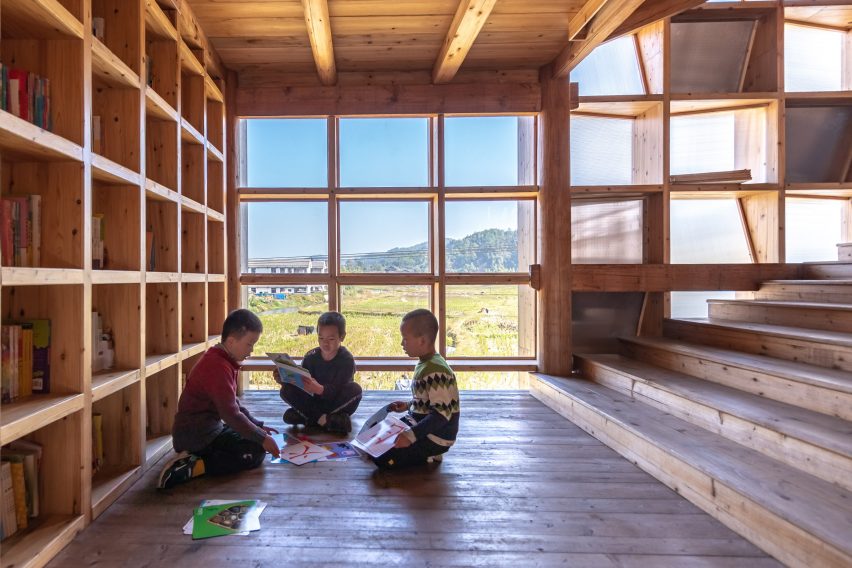 Condition_Lab's Pingtan Bookstore, donde los niños se sientan en el suelo y leen un libro