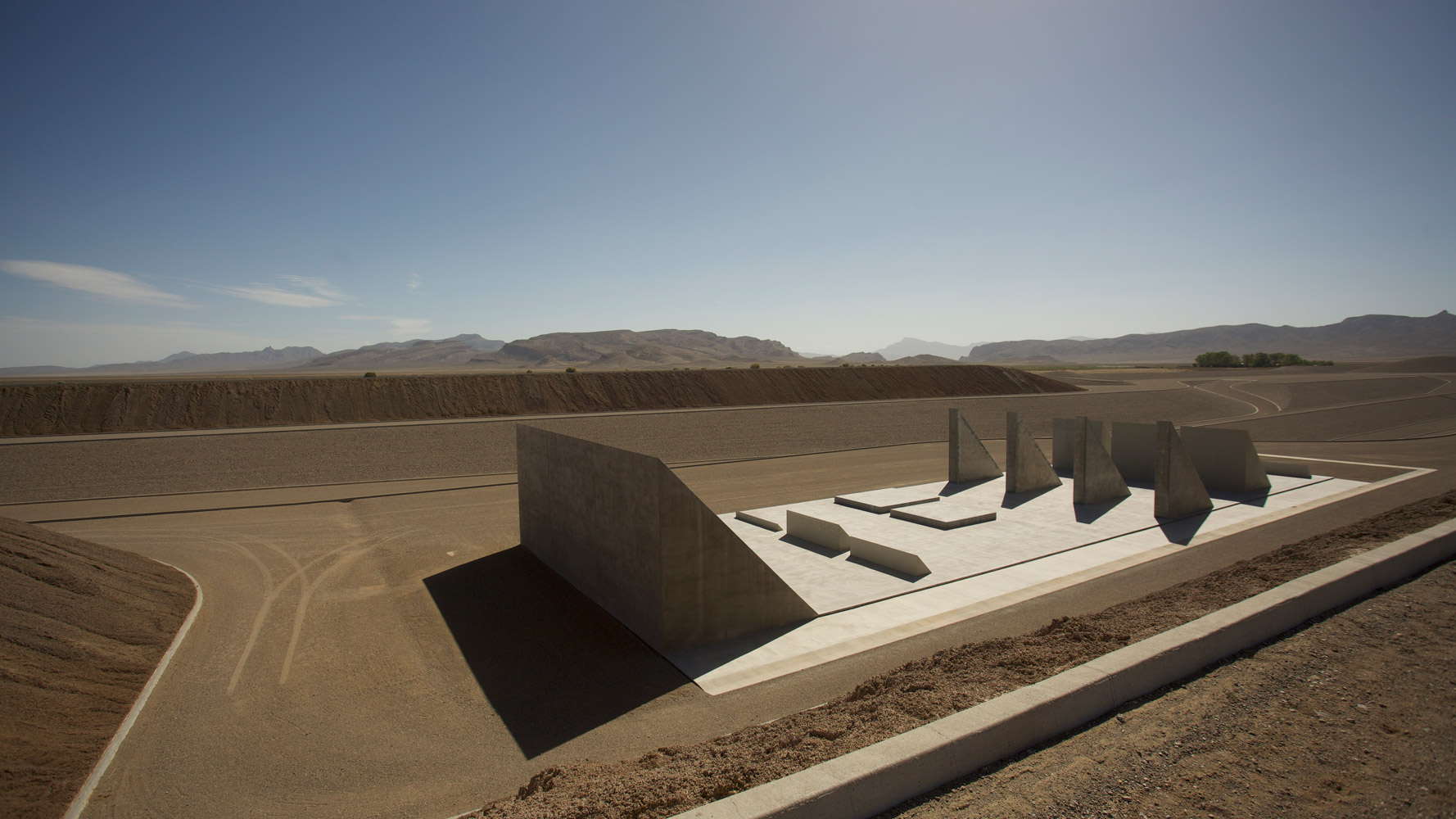 La obra de arte de tierra expansiva de Michael Heizer CONSTRUCTORAS EN CANCUN