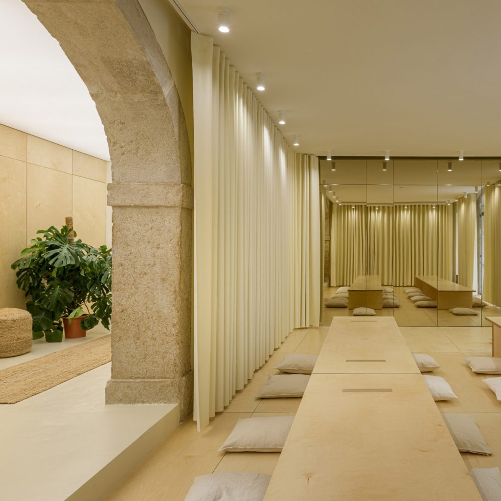 Cortinas de cuero blanco rodean el centro de bienestar de Lisboa por AB+AC Architects