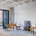 LK Apartment / Office Studio: fotografía de interiores, sillas, ventanas, vigas